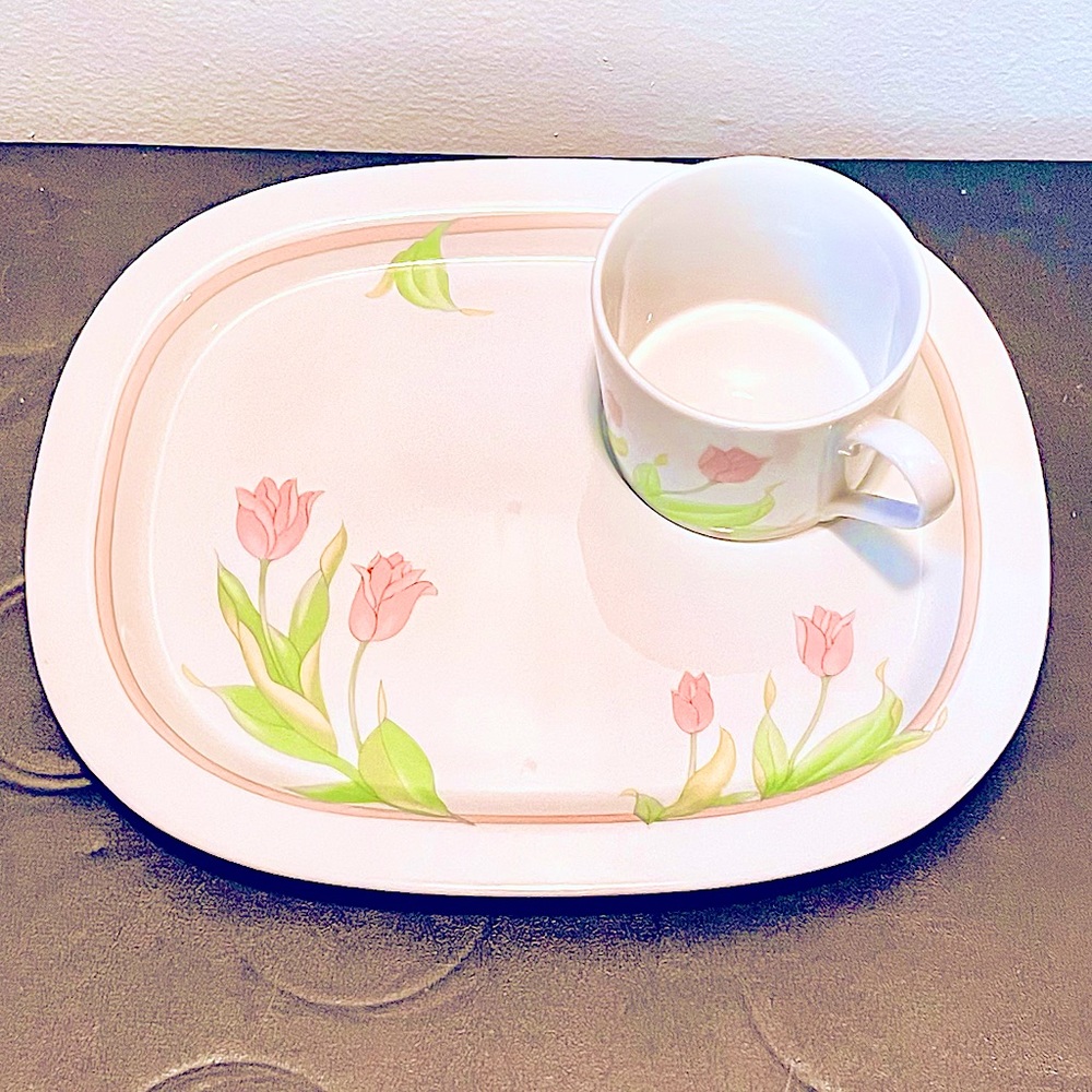 Set of 8 Vintage Luncheon/Snack/Dessert Plates With Cup Well.